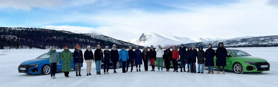 20 kvinner står klare til å kjøre på isen på Tisleifjorden på Golsfjellet.